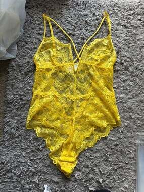 Cosmopolitan Yellow Scalloped Lace Bodysuit Teddy Size M